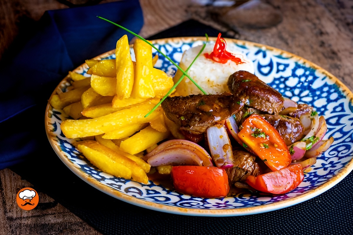 Lomo saltado peruano con papas fritas