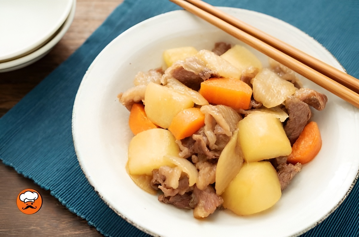 Nikujaga estofado japonés con carne papas y zanahoria