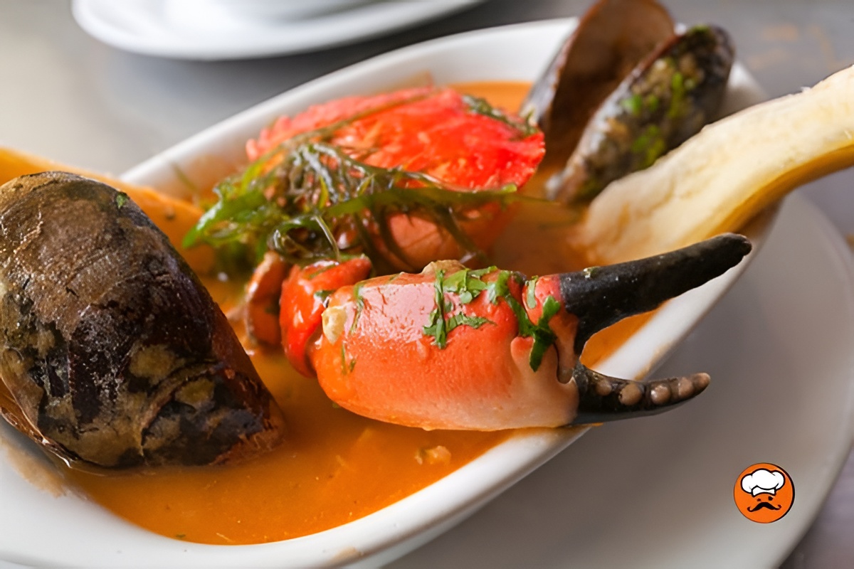 Parihuela peruana con mariscos y pescado en caldo rojo