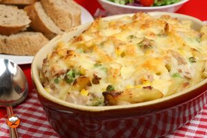 Pasta gratinada con atún, queso y verduras al horno