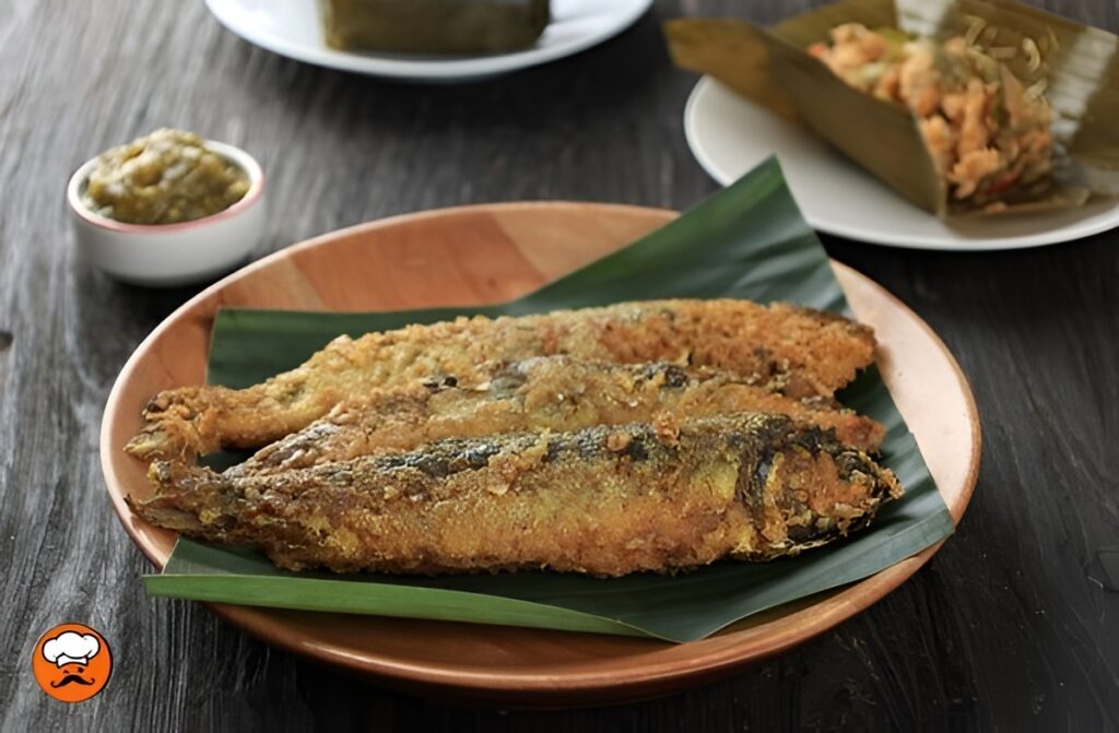 sábalo frito en sartén dorado y crocante servido en plato