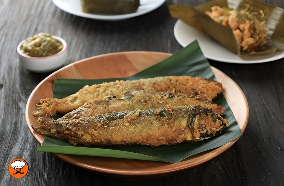 sábalo frito en sartén dorado y crocante servido en plato