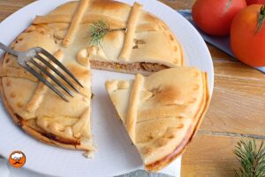 tarta de atún dorada al horno con relleno jugoso