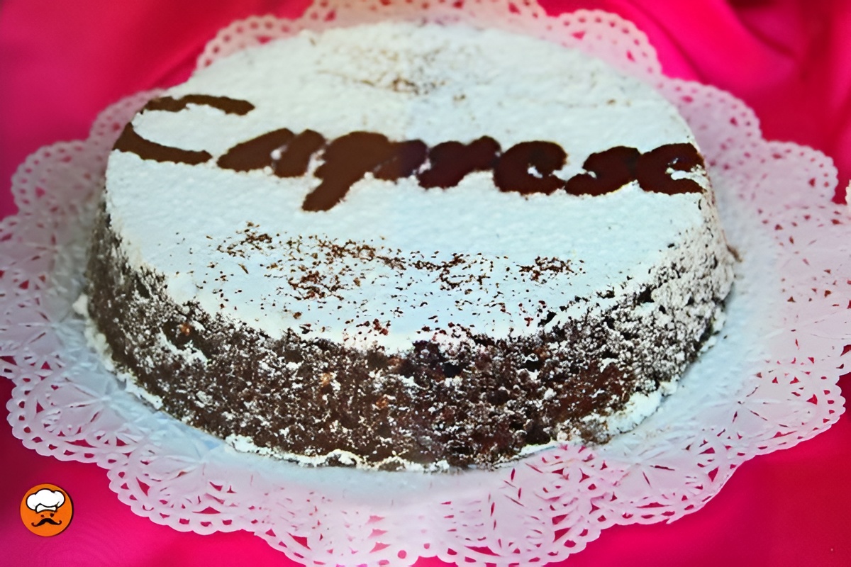 Torta Caprese italiana con almendras y chocolate casera decorada con azúcar impalpable