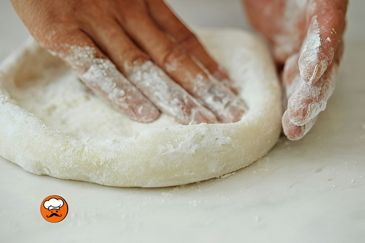 Masa de pizza napolitana casera con bordes aireados y textura elástica