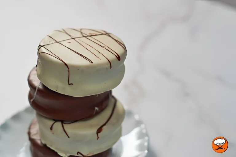 Alfajores argentinos caseros bañados en chocolate blanco y rellenos con dulce de leche