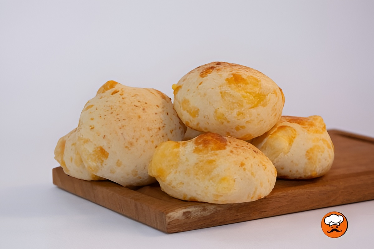 Chipa paraguaya casera elaborada con queso y fécula de mandioca sobre tabla de madera