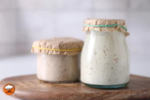 Frascos con masa madre natural lista para preparar pan artesanal