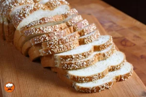 Rebanadas de pan de avena casero sobre tabla de madera
