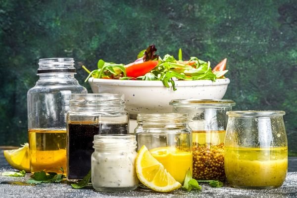Aderezos y salsas para ensaladas caseras con ingredientes frescos