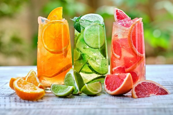 Bebidas frías refrescantes con hielo, naranja, lima, pomelo y hojas de menta.