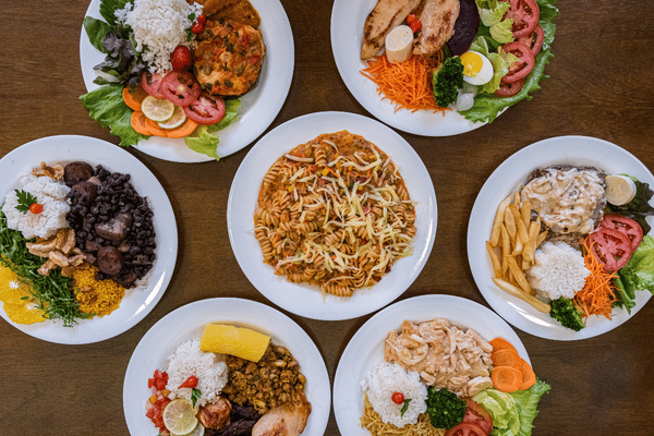Recetas de comida brasileña con arroz, frijoles negros, carnes y guarniciones tradicionales.